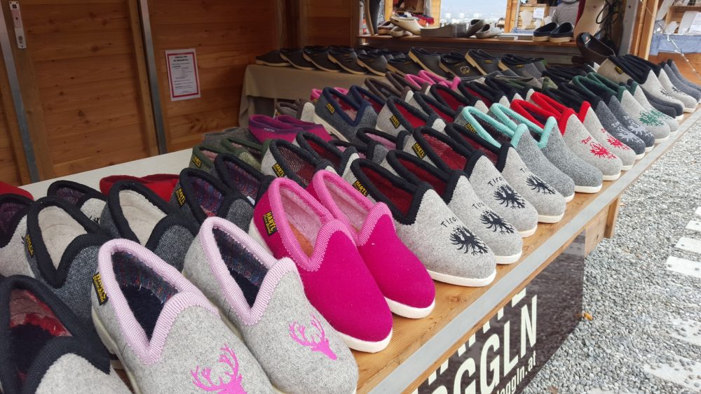 mercatino natale Bergisel Innsbruck artigianato feltro pantofole