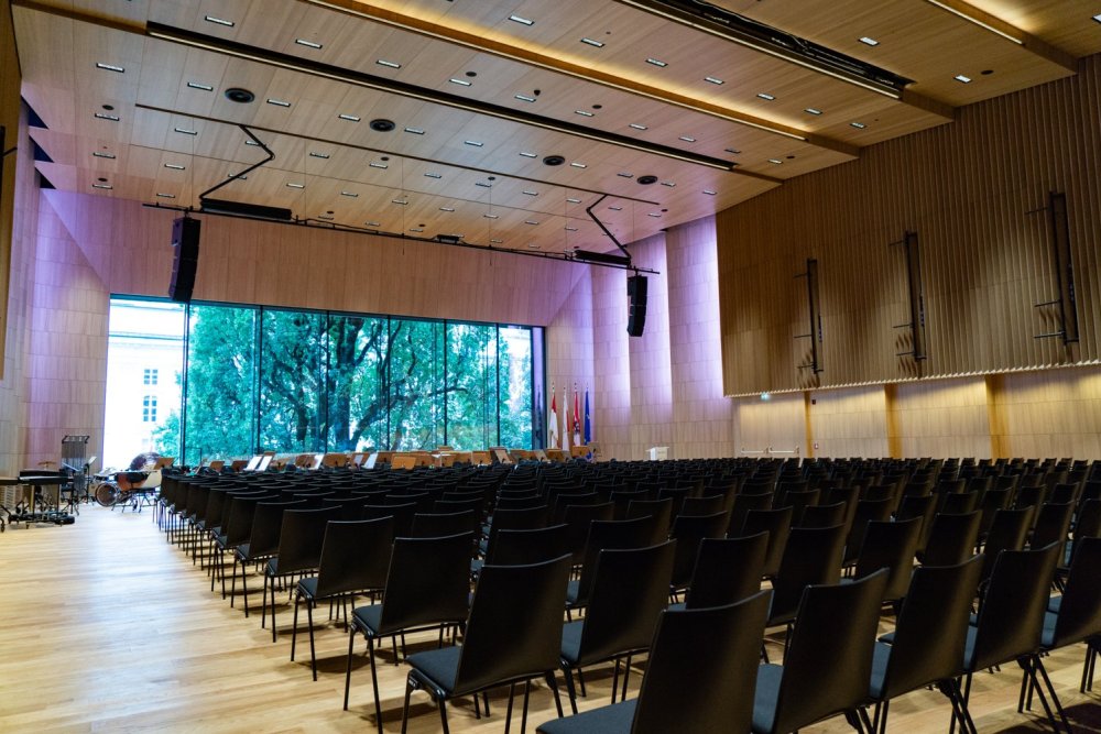 Konzertsaal mit Akustikpanelen.