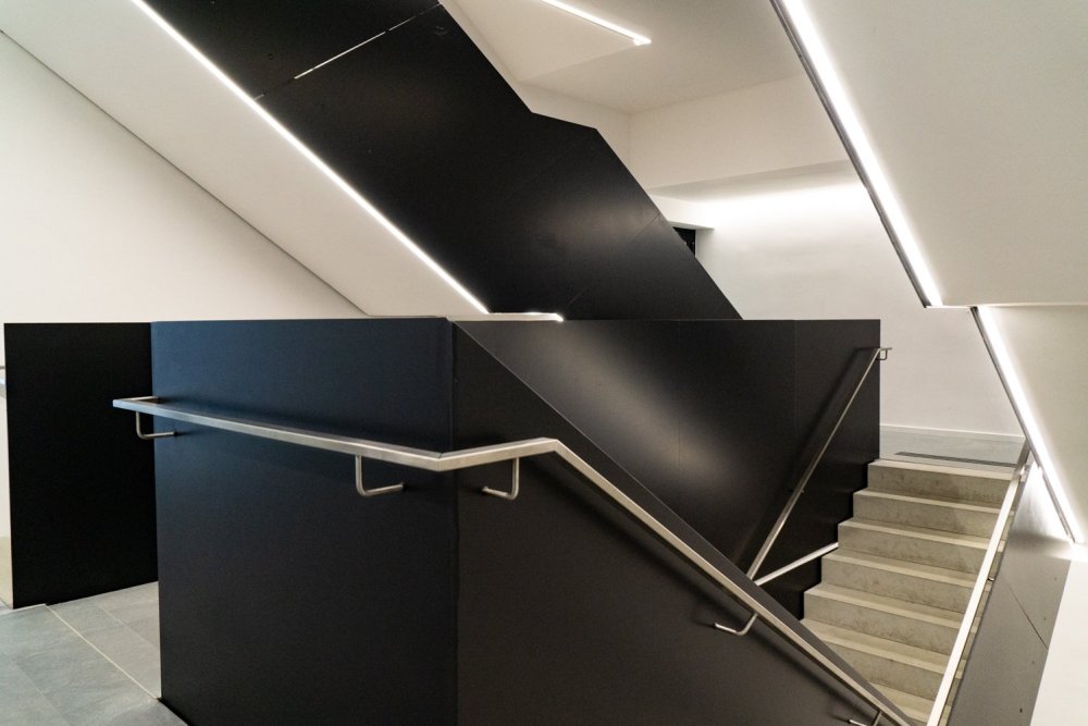 Stiegenhaus in kontrastreichem Schwarz-Weiß