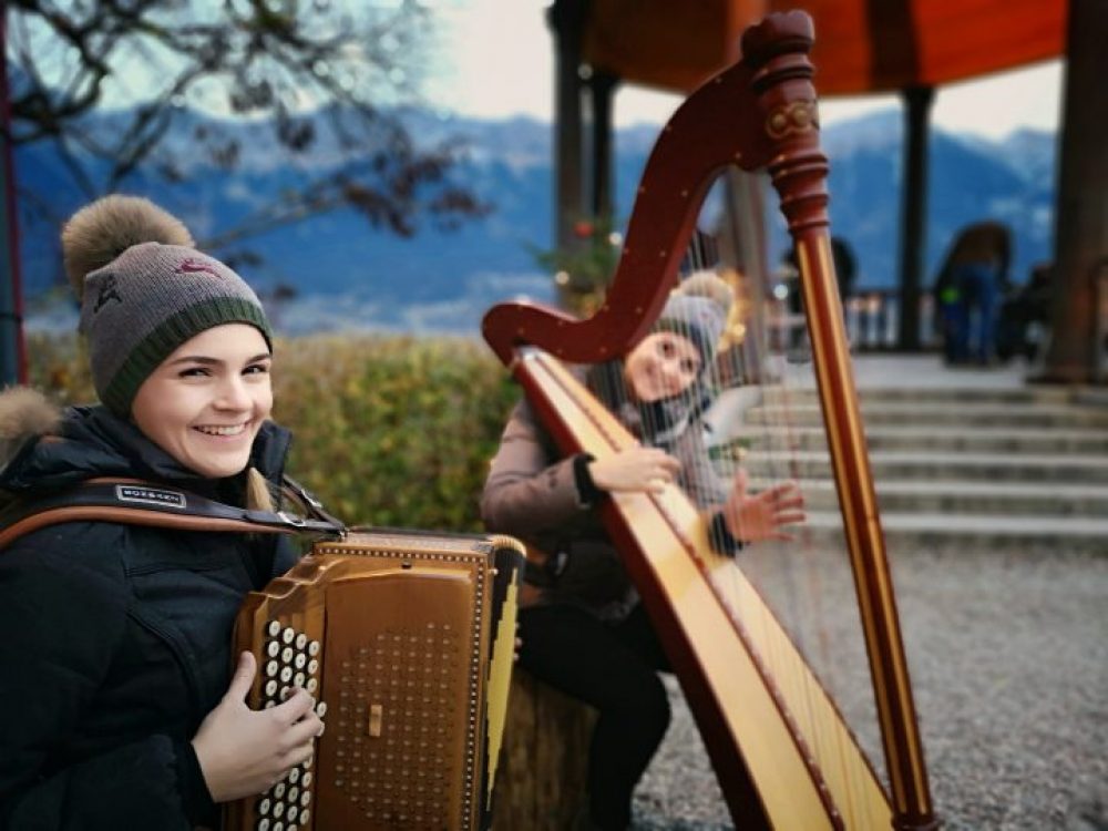 Mit Harfe und Harmonika sorgen die Geschwister Hell für die richtige Stimmung.
