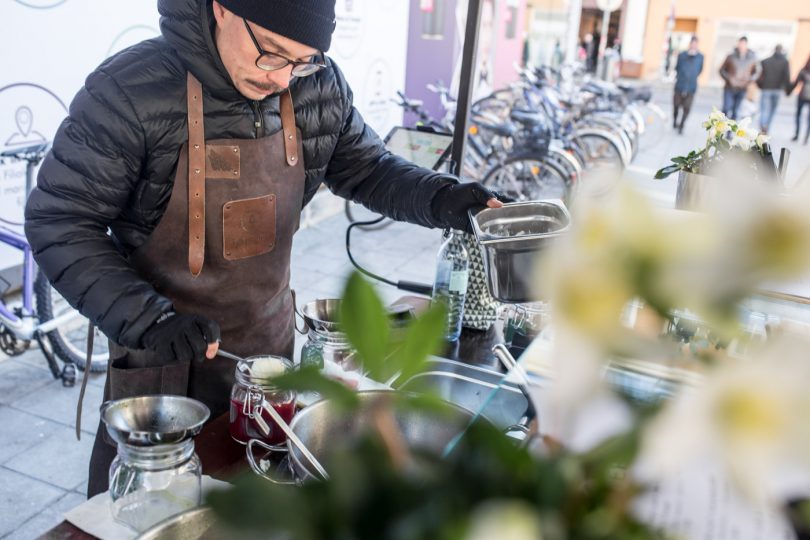 Die Suppen werden stets frisch zu bereitet und heiß am Stand abgefüllt.