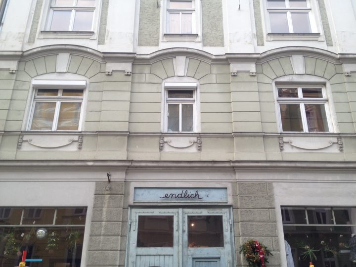 L'inconfondibile portone azzurrino dell'endlich store a Innsbruck Foto ©Laura Manfredi