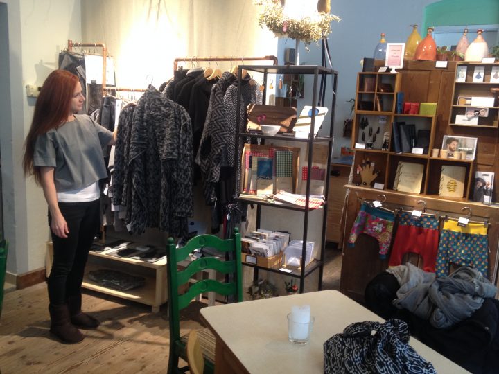 Amina e le sue creazioni sartoriali della collezione d'amie all'endlich store di Innsbruck Foto ©Laura Manfredi