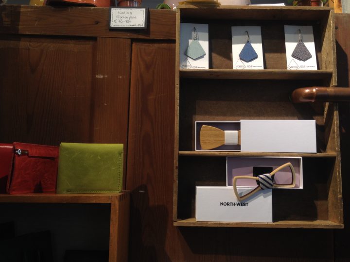 Cravattini di legno e altri accessori, all'endlich store di Innsbruck Foto ©Laura Manfredi