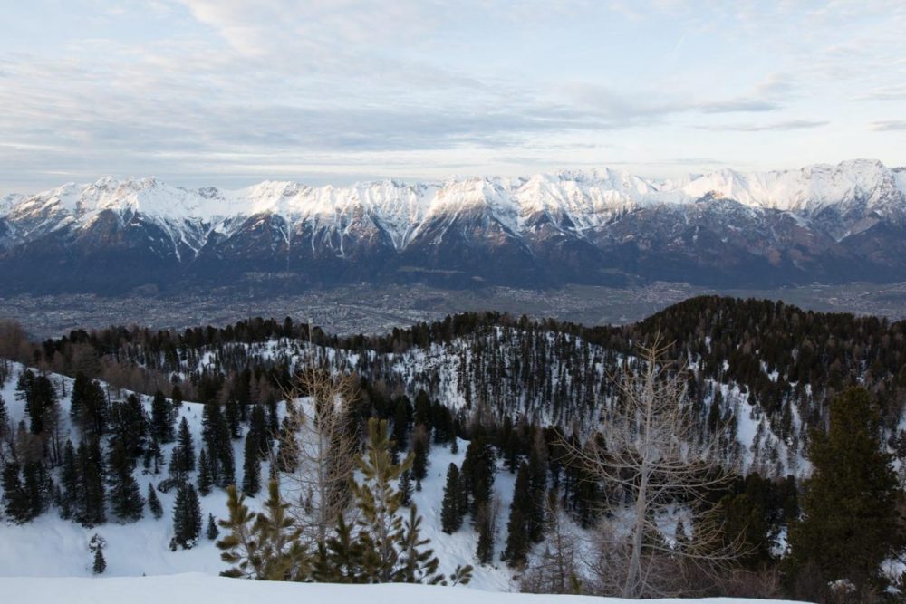 Am Kamm angekommen haben wir besten Blick auf Innsbruck und die Nordkette.