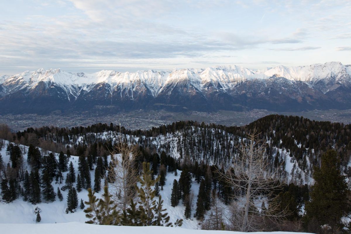 Am Kamm angekommen haben wir besten Blick auf Innsbruck und die Nordkette.