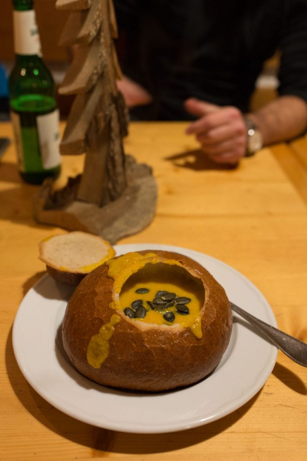 Kürbissuppe im Brottopf.