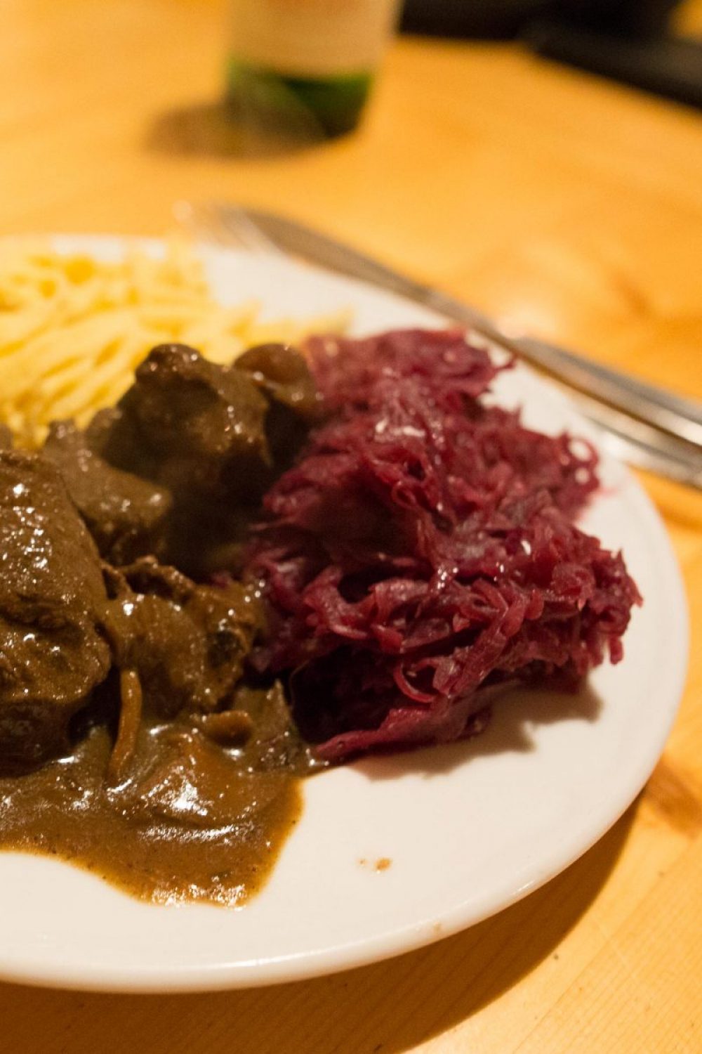 Hirschgulasch mit Spätzle und Rotkraut.
