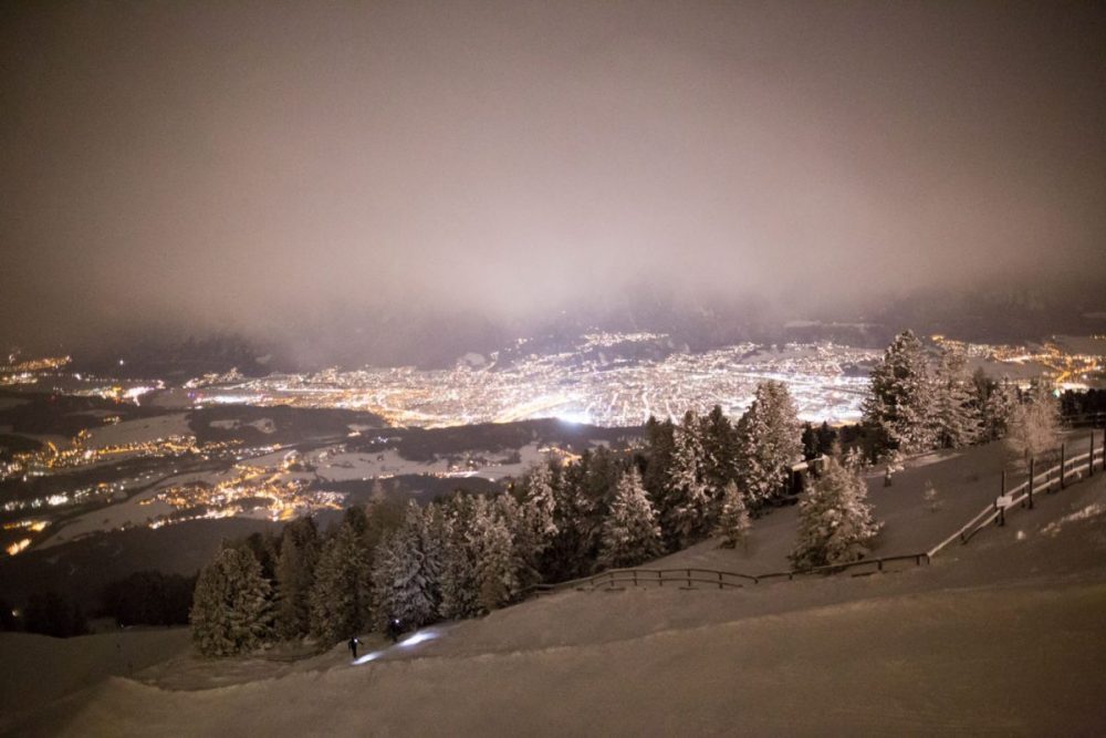 Wer's gern ultrasportlich mag: zur Yogastunde in Tourenski.