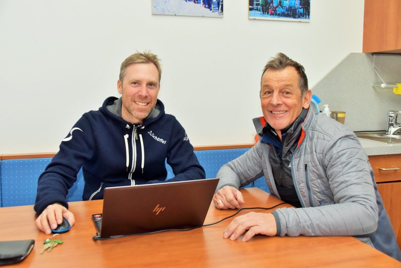 Rund 30 Trainer, darunter bisher nur eine Dame, kümmern sich um die Jugendlichen. Matthias und Heribert sind zwei davon.