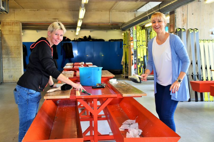 Wichtige Arbeit im Hintergrund: Nathalie und Elisabeth räumen das Chaos wieder auf, das die Jugendlichen beim Präparieren der Ausrüstung hinterlassen.