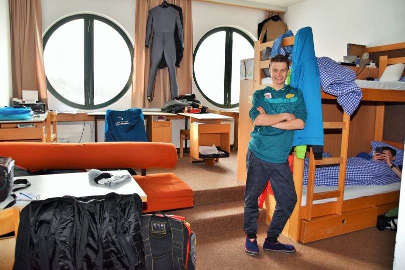 Johannes ist im dritten Schuljahr, oder Gym 7, wie es in Stams heißt. Im Alter von 8 Jahren ist er zum Sprunglauf gekommen – heute ist er das größte Talent, das Österreich in der Nordischen Kombination zu bieten hat.