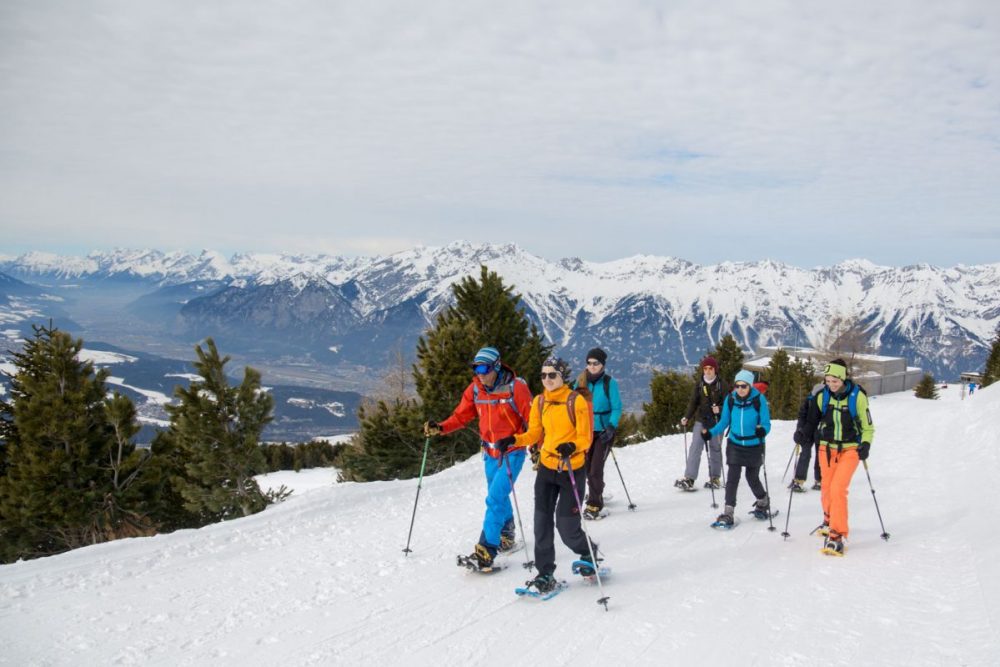 Los geht die Schneeschuhwanderung.
