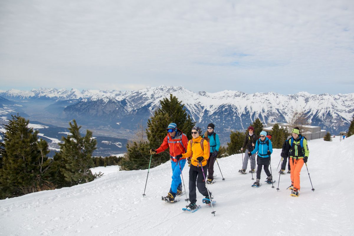 Los geht die Schneeschuhwanderung.