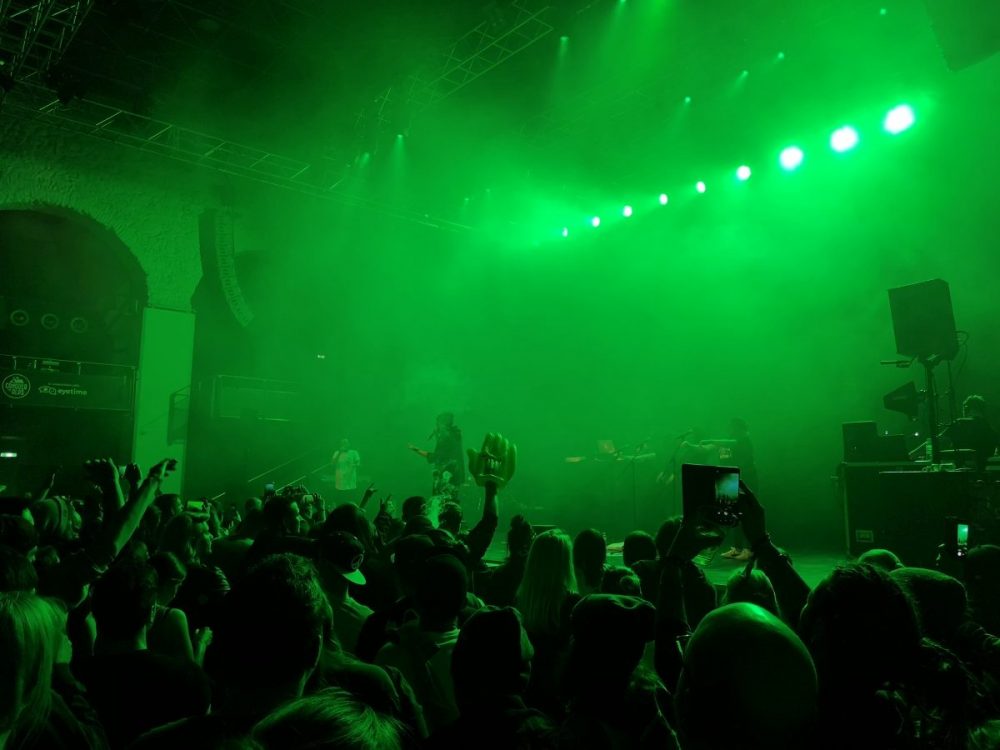 Die Hände hoch und tanzen! Samy Deluxe mit DJ Vito und DLX Band beim Conquer the Alps 2019. © Monica Nadegger