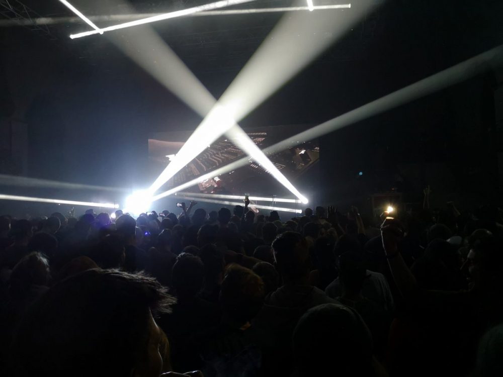 Man beachte das Misch-Pult, dass schon einem Flugzeug-Cockpit gleicht. © Monica Nadegger