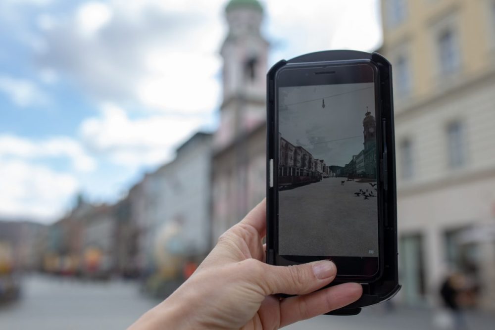 Sein Smartphone bringt man selbst mit, die VR-Brille wird einem für die Dauer der Tour geborgt. 