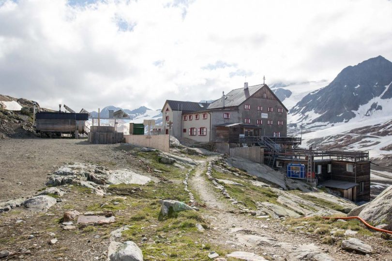„Ein Date mit dem Berg“ ist der perfekte Ratgeber für (naturverbundene) Menschen, die auf der Suche nach einem Urlaub der außergewöhnlicheren Art sind. Die Bella-Vista-Hütte etwa punktet mit exzellenter Küche und einer Sauna auf fast 3.000 Metern Seehöhe.
