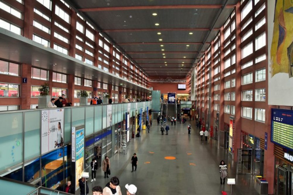 Ideal auf den Urlaub einstimmen bzw. selbigen fein ausklingen lassen – am Innsbrucker Hauptbahnhof mangelt es dafür an nichts. Foto: Tamara Kainz