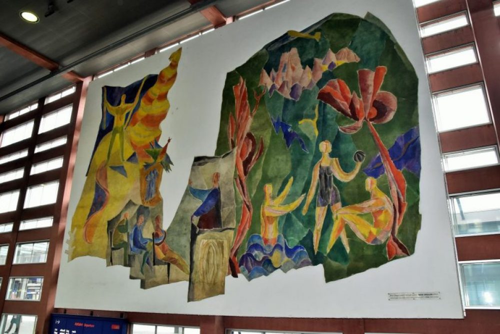 Kunst im Bahnhof: Das großflächige Werk von Max Weiler hängt schon länger, direkt gegenüber wird gerade eine Kunstgalerie geschaffen. Foto: Tamara Kainz
