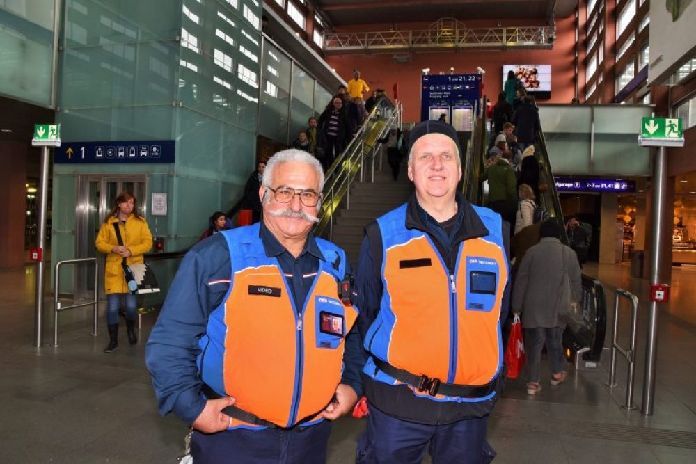 Alles im Auge und alles im Griff haben die Securitys Christof und Gerhard. Foto: Tamara Kainz