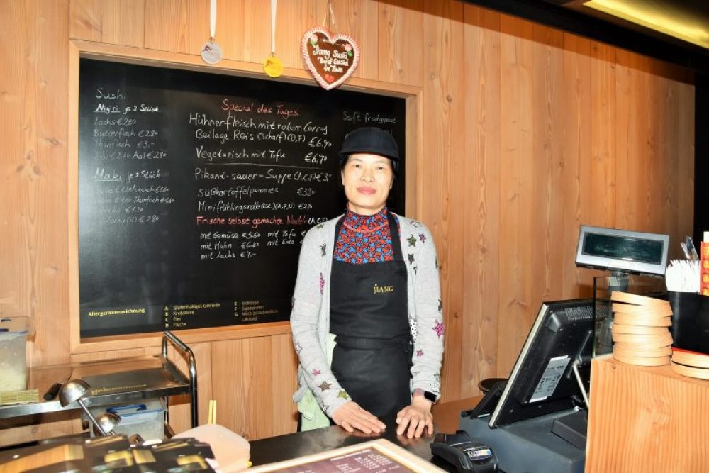 Mary aus China betreibt „Jiang Sushi“ wo der Hunger neben asiatischem Sushi auch mit Nudeln gestillt werden kann. Foto: Tamara Kainz