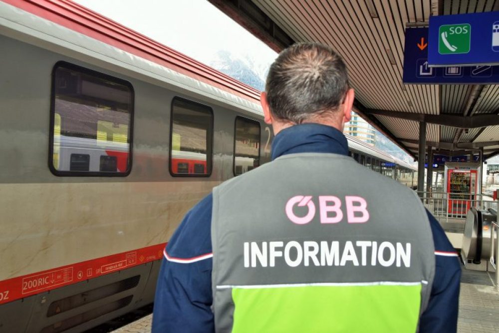 Die ÖBB-Bediensteten stehen für allerlei Fragen zur Verfügung und gehen gerne auch Menschen mit Behinderung helfend zur Hand, obwohl das gesamte Gebäude natürlich barrierefrei ist. Foto: Tamara Kainz