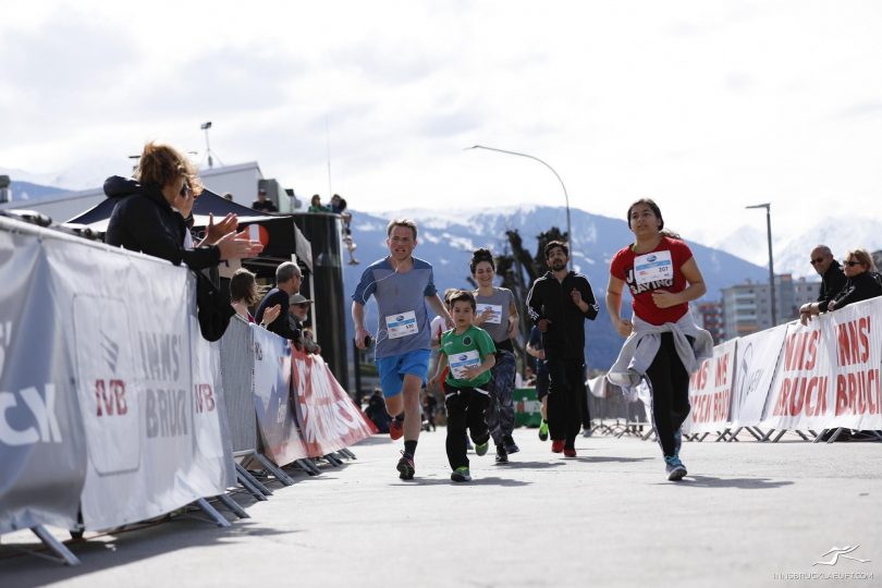 Innsbrucker Frühlingslauf: Läufer entlang der Strecke