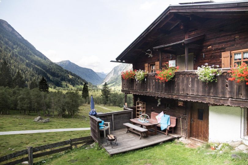 Das Buch ist die perfekte Inspiration für Bergfreunde und solche, die es noch werden wollen. Wie sonst würde man auf die Idee kommen, sich vielleicht einmal auf dieser urigen Selbstversorgeralm einzumieten?
