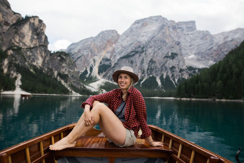 Die passionierte Bloggerin am Pragser Wildsee. Tirol ist für sie zur Heimat geworden.