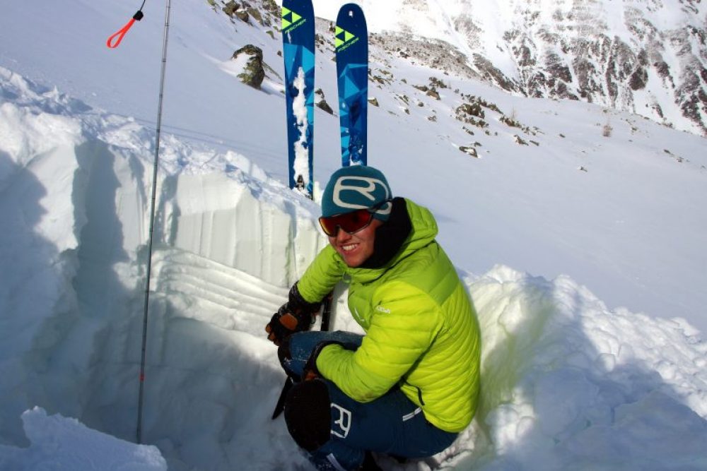 Lukas – hier beim Erstellen eines Schneeprofils – ist auch Teil des Rades, das uns mit wichtigen Informationen über Lawinen & Co. versorgt. Foto: privat