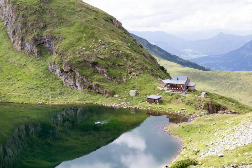 Sei es aus architektonischer oder kulinarischer Sicht, oder einfach als gelungenes Gesamtpaket – jede der im Buch vorgestellten Unterkünfte - wie im Bild das Wildseeloder-Haus - hat spezielle Vorzüge.