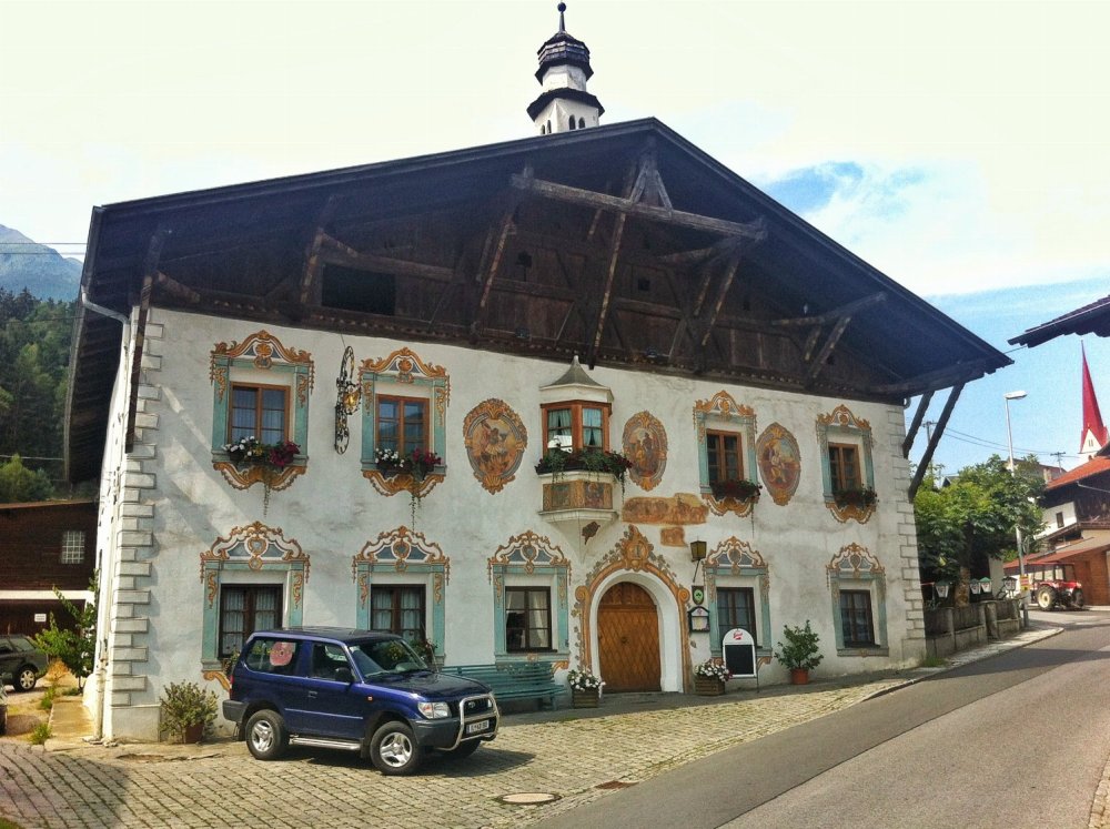 Bemalte Fassade des Goldenen Adler in Flaurling