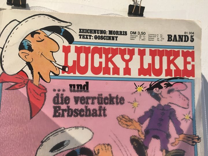 Lucky Luke nella sua prima versione, con la sigaretta in bocca. In mostra al Volkskunstmuseum di Innsbruck, Foto © Laura Manfredi
