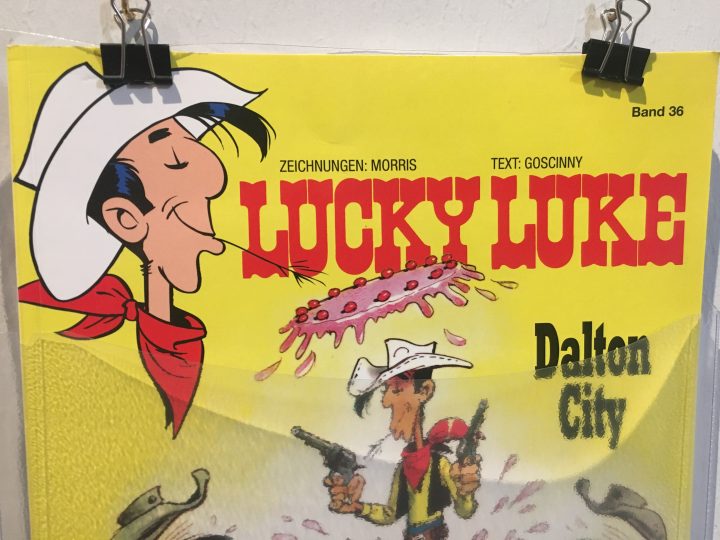 Lucky Luke dal 1983 ha dovuto smettere di fumare. In mostra al Volkskunstmuseum di Innsbruck, Foto © Laura Manfredi
