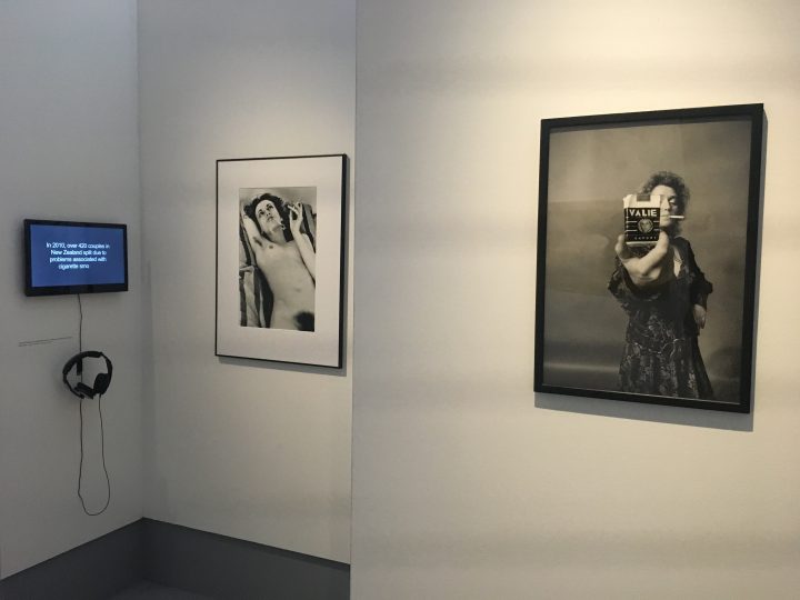 A sinistra Helmut Newton ritrae una sensuale Violetta Sanchez con la sigaretta (1979), a destra scatto della Valie Export (1967-70). In mostra al Volkskunstmuseum di Innsbruck, Foto © Laura Manfredi