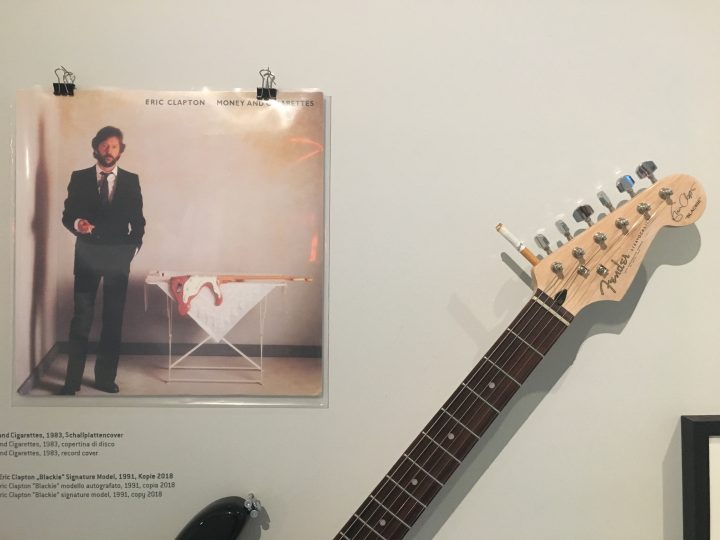Che un musicista e…. la sua chitarra fumino, non ha mai sconvolto nessuno! In mostra al Volkskunstmuseum di Innsbruck, Vinile 'Money and Cigarettes' e chitarra di Eric Clapton, Foto © Laura Manfredi