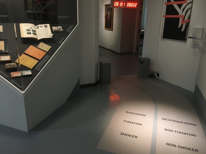 All'uscita dalla mostra ci si può dichiarare fumatori o non fumatori, Volkskunstmuseum Innsbruck, Foto © Laura Manfredi
