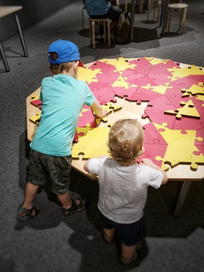 Kinder beim puzzeln im im Audioversum