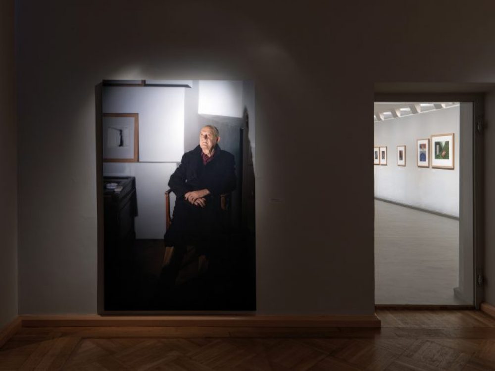 Uno scorcio della mostra di Walter Pichler a Villa Schindler a Telfs. Sulla sinistra l'artista ritratto in uno scatto di Clegg & Guttmann, Foto © Günter Richard Wett