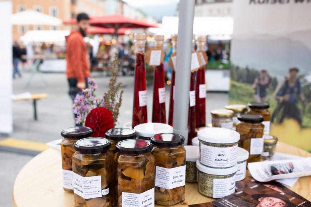 Eingelegte Zucchinis und Wildkräuter Salz - auch als Geschenk ideal.