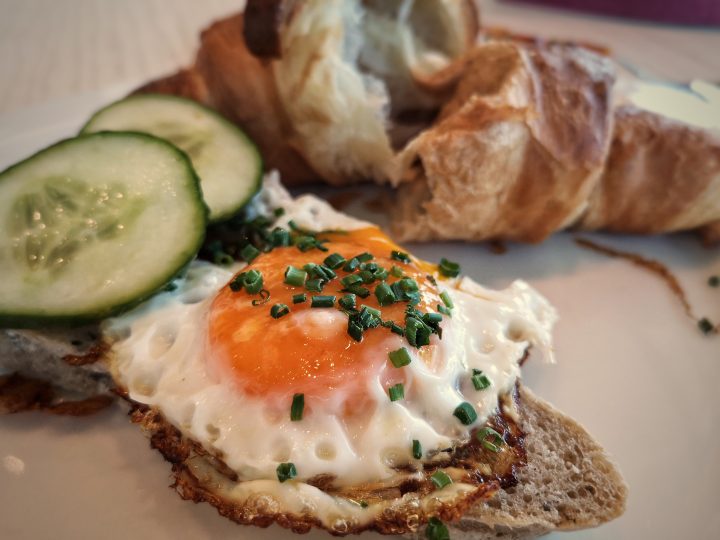 Eier, Speck und Croissant im Restaurant "Das Kofel"