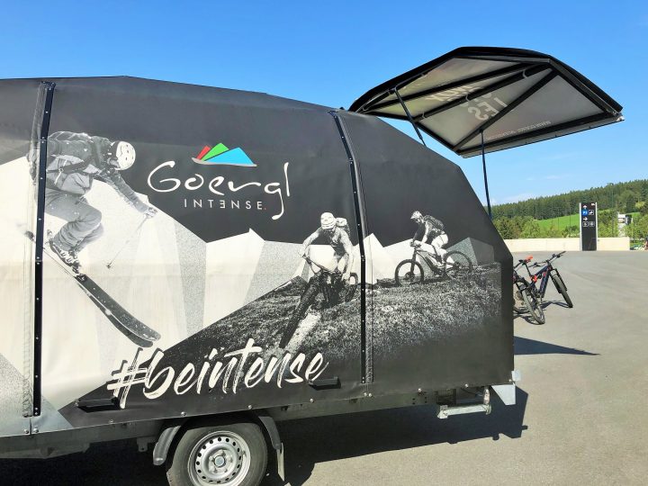 Im Hänger Marke Eigenbau verstecken sich die E-Bikes der Zillertaler Manufaktur Nox Cycles.