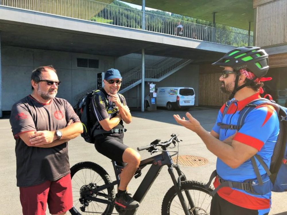 Uli (l.), Roman (Mitte) und meine Wenigkeit bilden heute die kleine aber feine E-Bike-Gruppe rund um Guide Stephan (r.)