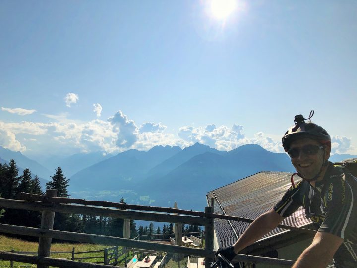 Vorbei an der Patscher Alm schrauben wir uns zügig nach oben.