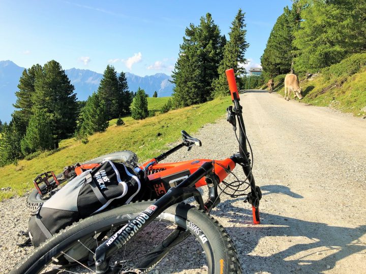 Brandaktuell und immer mehr gefragt: E-Bikes liegen voll im Trend. 25 kg wiegt meine „Waffe“. Wenn man weiß wie, ist das Rad trotzdem einfach zu handeln.
