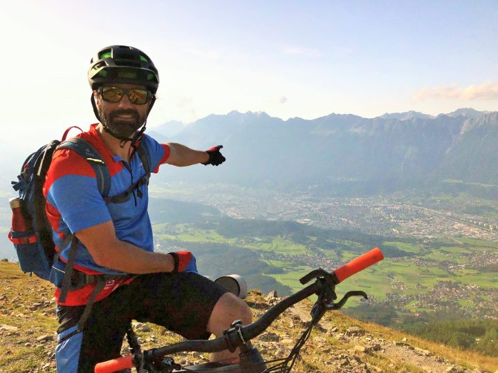 Stephan Görgl will in seinen Kursen unter anderem die Faszination Berg greifbar machen. Als E-Biker der fast ersten Stunde hat der 40-Jährige ein umfangreiches Repertoire an Wissen, das er leidenschaftlich an seine Gäste weitergibt.