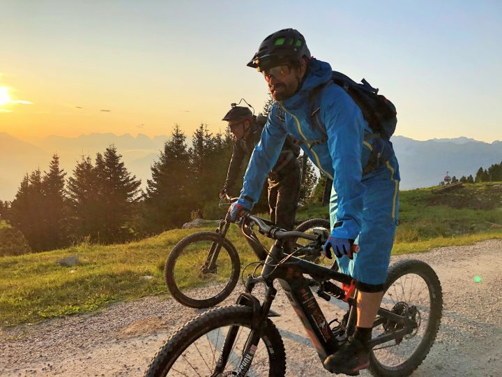 In seinem Leben nach dem Profisport setzt Stephan Görgl weiterhin aufs Skifahren bzw. Freeriden. Für den Sommer hat der 40-Jährige das E-Bike für sich und seine Gäste entdeckt.