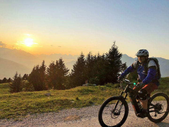 Im letzten Sonnenlicht rollen wir talwärts – wie über den Titel der "Sund(t)owner-Tour" versprochen!