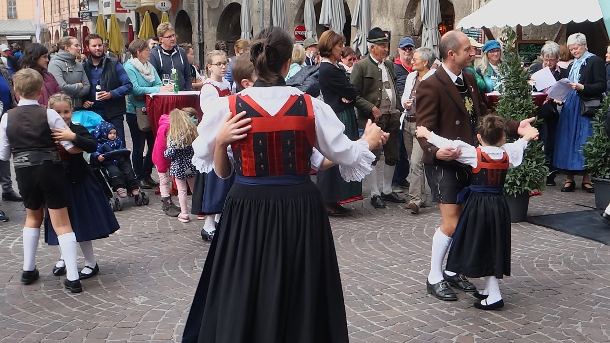 Volksmusik und Tanz vor dem Goldenen Dachl